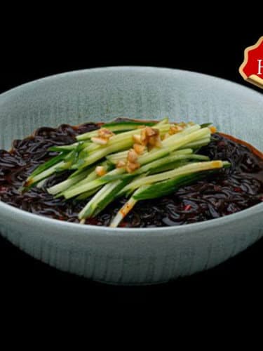 Черная фунчеза кисло остром соусе с огурцом