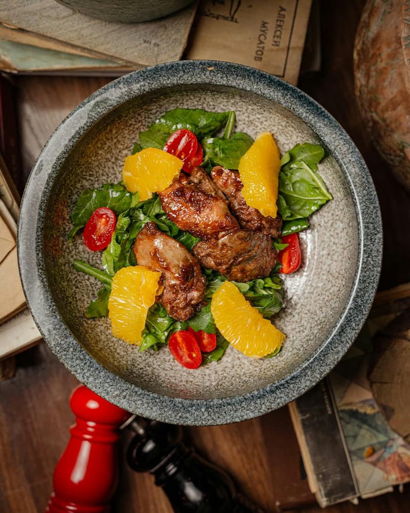 Теплый салат куриной печенью и апельсином