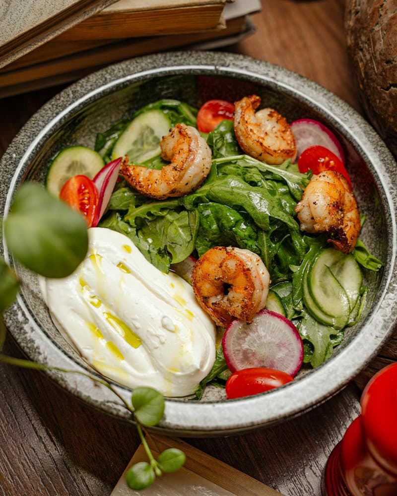 Теплый салат с креветками