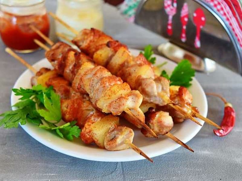 Курица на шпажках
