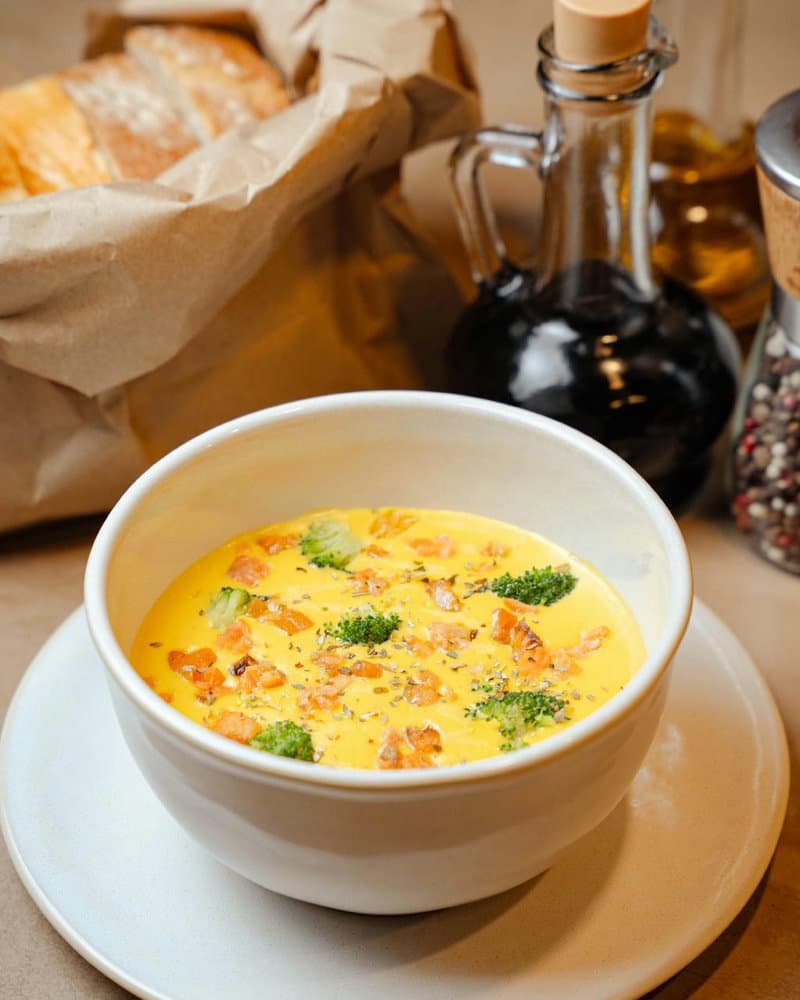 Сырный суп с копченной форелью и брокколи